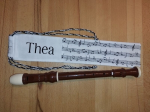 Flötentasche mit Namen, Flötenbeutel - Musiknoten liniert  (mit optionalen Zubehörfach / Fütterung / Halskordel) - Handarbeit kaufen