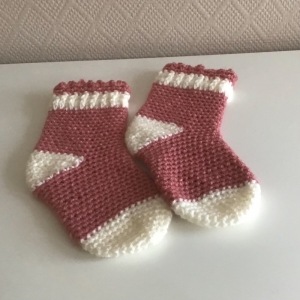 Schöne von Hand gehäkelte Socken aus flauschiger weicher  Wolle in altrosa und wollweiß