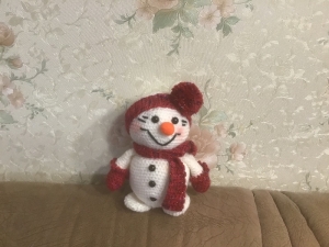 Kleines Schneemädchen mit Stirnband , Schal und Handschuhen
