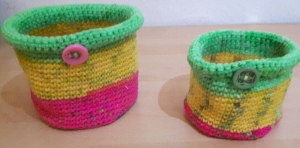 2 gehäkelte Körbchen als Set aus dicker Wolle mit schönen Farben als Streifen - Handarbeit kaufen