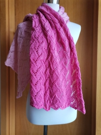 Schultertuch aus Lacewolle in Verlaufsgarn in rosa Farben mit Lochmuster - Handarbeit kaufen