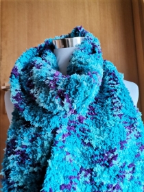 dicker Winterschal in Kuschelwolle in den Farben türkis,lila,hellblau - Handarbeit kaufen
