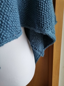Poncho mit Perlmuster in jeansblauer Farbe /Einheitsgröße