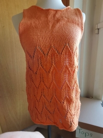 Damentop aus orangener Baumwolle mit Lochmuster in Grösse M/L - Handarbeit kaufen