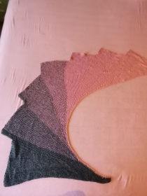 Drachentuch aus Verlaufsgarn Baumwolle grau/rosa