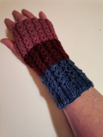 Handstulpen in blau lila und altrosa Wollgemisch mit Muster