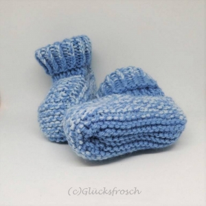 Babyschuhe, hellblau und weiß, mit hellblauer Sohle, handgestrickt, Fußlänge 9 cm, kuschelweiche Babywolle