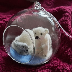 Glaskugel d=10 cm mit einem Eisbären und einer Robbe am Wasserloch gefilzt und die Kugel gleich aufhängen