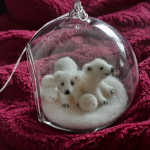 Glaskugel mit zwei kleinen Eisbären d=10 cm flitzt, gefilzt und die Kugel gleich aufhängen