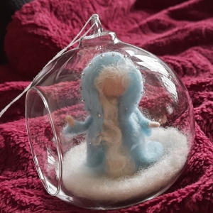 Glaskugel d=10 cm Weihnachtskugel mit der Eisprinzessin in ihren langen Mantel im Schnee  