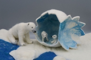 Eisbärin mit ihren Kindern gefilzt an der Höhle in der Arktis  am Polarmeer, holt sie zu Euch nach Hause