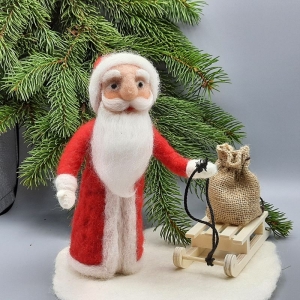 Weihnachtsmann oder Santa Claus mit Schlitten und großem Sack