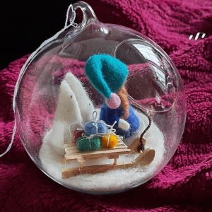 Glaskugel d=12 cm Weihnachtskugel Kind mit Schlitten voller Geschenke gefilzt und die Kugel bitte gleich aufhängen