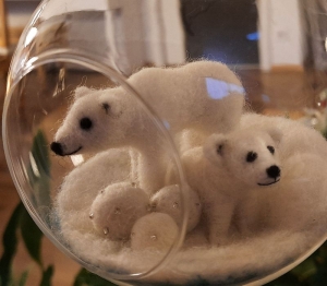 Glaskugel d=12 cm Eisbären  Mutter mit Kind in einer großen Glaskugel gefilzt und die Kugel gleich aufhängen