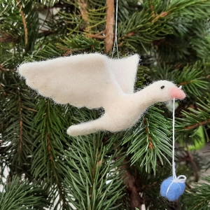 Ein Geschenk bringt die Taube auf dem Weihnachtsflug vorbei  gefilzt ( 1 Stck )