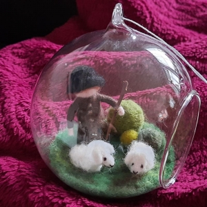 Glaskugel d=10 cm Weihnachtskugel mit dem Schäfer und seinen zwei Schafen