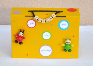 Geschenkschachtel / Koffer zum Kindergeburtstag - Punkte und lustige Magnete aus Holz