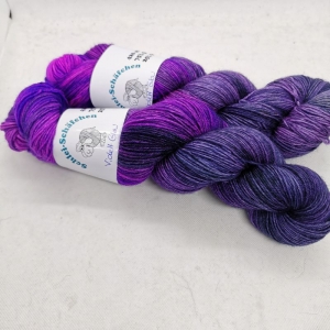 Handgefärbte Wolle vom Schlei-Schäfchen *Violet Glow* 