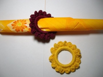 2 Stück Serviettenringe Blume in leuchtenden Farben