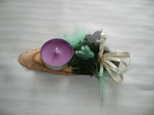 Kleines Ostergesteck mit Kerze und Moos, weiß-grün-lila