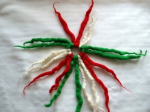 Gefilztes Haargummi mit Zotteln, in rot-weiß-grün, Weihnachten, tolle Farben