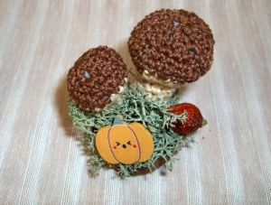 Miniatur Gesteck mit gehäkelten Steinpilzen, Kürbis, Naturmaterialien 