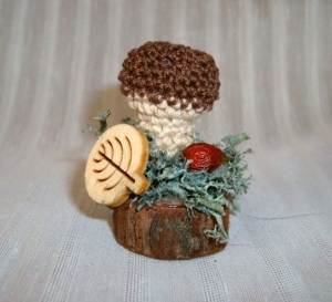 Miniatur Gesteck mit gehäkeltem Steinpilz, Blatt, Naturmaterialien 