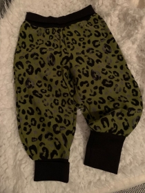 Selbstgenähte Baby / Kinder Pumphose Leopard olivgrün 