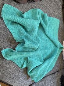Kuschelige selbstgestrickte Babydecke in mint grün - Handarbeit kaufen