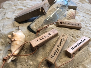 ★ Schlüsselanhänger ★ personalisiert aus Holz mit Lederband Geschenk Freundschaft Mitbringsel 