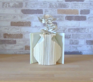 gefaltetes Buch - Vase mit zwei Gardenien // Buchkunst // Papierblumen // Blumen aus Buchseiten // Dekoration // Geschenkidee