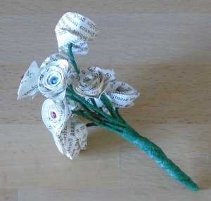 Papierblumen - kleiner Röschenstrauß // Rosen // kleine Rosen // Blumenstrauß // Blumen aus alten Buchseiten // Blümchen 