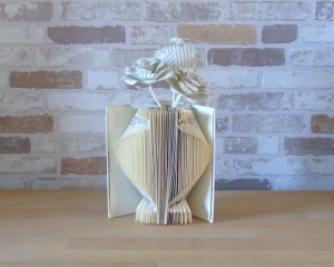 gefaltetes Buch - kleine Vase mit drei Rosen // Buchkunst // Dekoration // Papierblumen // Buchvase // Rosen aus alten Buchseiten - Handarbeit kaufen