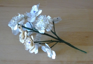 Papierblumen - Blütenstaude Blütenmix // Dekoration // alte Buchseiten // alte Noten // Papierblüten