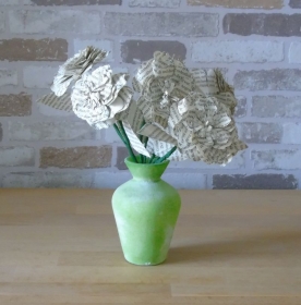 Papierblumen - Gardenienstrauß aus alten Buchseiten // Dekoration // Papierblumenstrauß // Gardenien // Blumendeko - Handarbeit kaufen