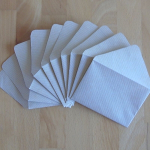 10 kleine blanko Briefumschläge aus braunem Skizzenpapier