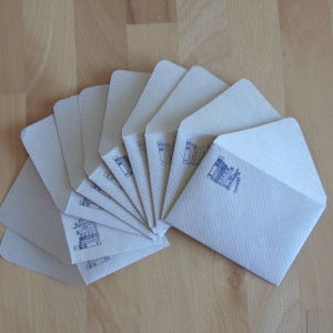 Kleine Briefumschläge mit aufgestempelter Buchreihe // Scrapbooking // Umschläge