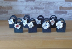 Henkeltäschchen schwarz mit weißen Blüten // Täschchen // Geschenktüten // Papierblüten // kleine Tüten - Handarbeit kaufen