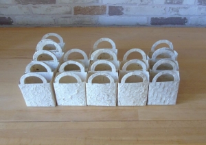 Geschenkverpackung - Set mit 14 kleinen beigen Täschchen aus Maulbeerbaumpapier - Handarbeit kaufen