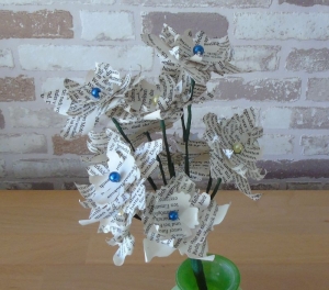 Papierblumen - Sternblütenstrauß mit gelben und blauen Perlen // Papierblüten