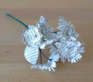 Papierblumen - Kornblumenstrauß aus Buchseiten // Papierblüten // Buchdeko - Handarbeit kaufen