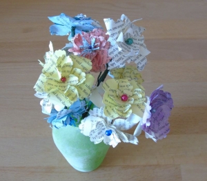 Papierblumen – Strauß mit Papierblumen aus gefärbten Buchseiten // Dekoration // Geschenk // Muttertag // Geburtstag  - Handarbeit kaufen