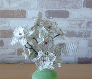 Papierblumen - kleiner Strauß mit 5-blättrigen Blüten // Papierblüten aus Buchseiten // Dekoration