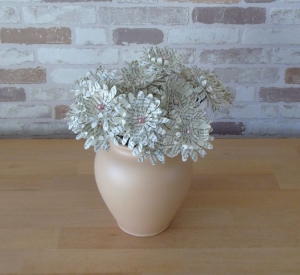Papierblumen - Chrysantheme aus alten Buchseiten // Papierblüte // Buchdeko - Handarbeit kaufen
