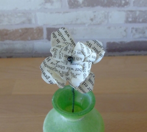 Papierblumen - einzelne 4-blättrige Blüte mit langem Stiel // Papierblüte // Blumendeko