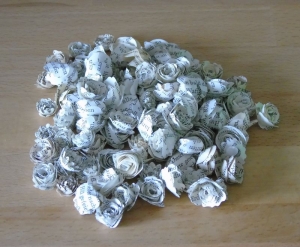 Papierblumen - Mix von Miniröschen aus alten Buchseiten // Streudeko // Miniblüten // Tischdeko // kleine gerollte Rosen