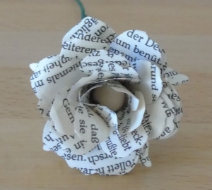 Papierblumen - kleine Rose aus alten Buchseiten // Papierrose // Buchrose // Blumendeko - Handarbeit kaufen