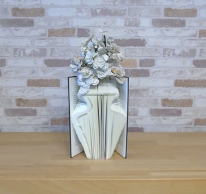 gefaltete Vase mit einem gemischten Papierblumenstrauß Dekoration Geschenk Buchkunst Buchdeko