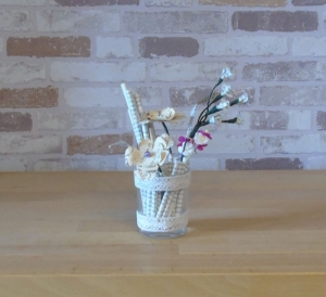 Kleines Dekoglas mit beigem Spitzenband, Papierblumen und Papierdekoration Tischdekoration kleines Mitbringsel - Handarbeit kaufen