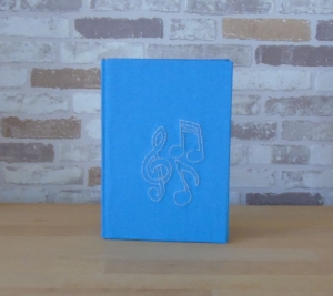 blaues Notizbuch A5 mit aufgesticketen Notenschlüssel und Noten // Tagebuch // Skizzenbuch // blanko // Geschenk - Handarbeit kaufen
